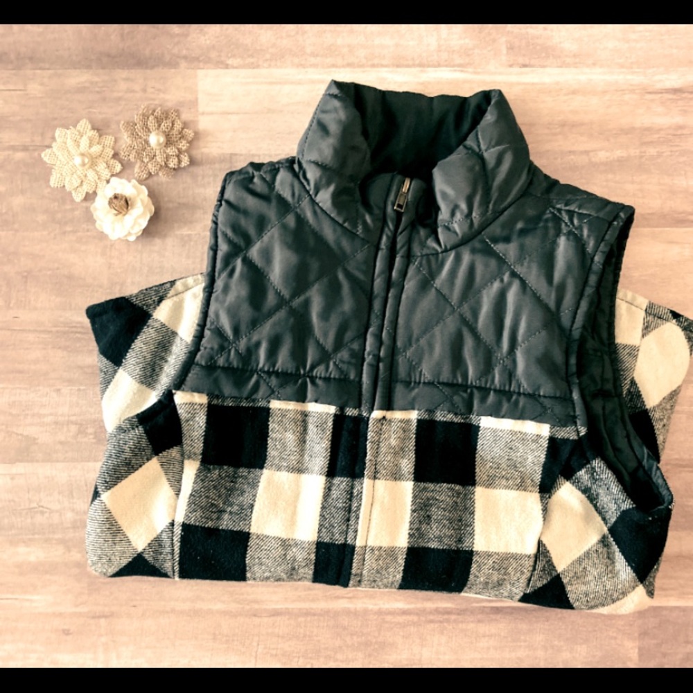 Maurices Plaid Vest Black, White, & Gray Size Small